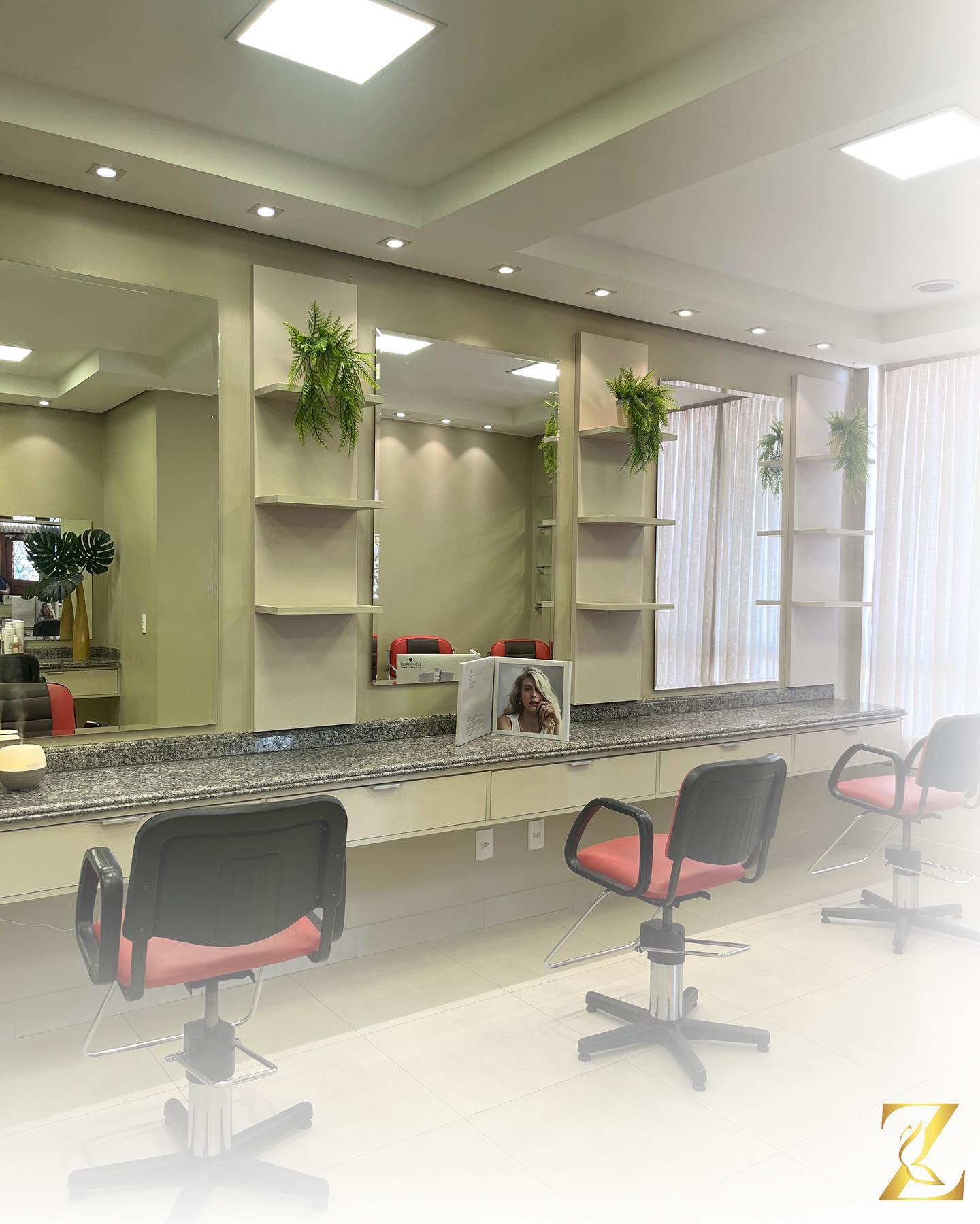 Salão de Beleza em Formosa - Ziláh Formas & Fios com Mechas, Corte e Escova Salão de Beleza em Formosa - Ziláh Formas & Fios com Mechas, Corte e Escova